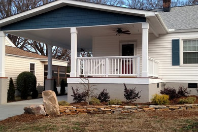 Modelo de terraza clásica de tamaño medio en patio delantero y anexo de casas con entablado