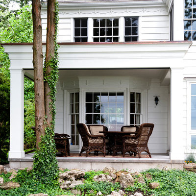 Inspiration for a timeless porch remodel in Toronto with a roof extension