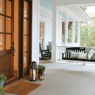 Idee per un portico chic davanti casa con pedane e un tetto a sbalzo
