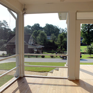Immagine di un portico american style di medie dimensioni e davanti casa con un portico chiuso, pedane e un tetto a sbalzo