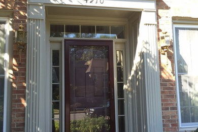 Cette photo montre un porche d'entrée de maison craftsman.