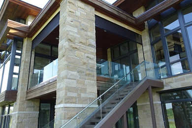 Inspiration för en mellanstor funkis innätad veranda på baksidan av huset, med takförlängning