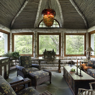 Idee per un ampio portico boho chic dietro casa con pavimentazioni in pietra naturale