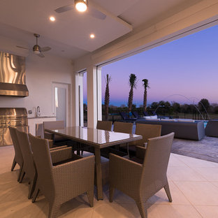 Esempio di un grande patio o portico tradizionale dietro casa con pavimentazioni in pietra naturale