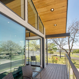 Idee per un grande portico moderno davanti casa con pedane e un tetto a sbalzo