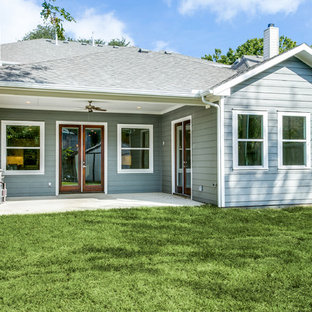 Esempio di un portico american style di medie dimensioni e dietro casa con lastre di cemento e un tetto a sbalzo