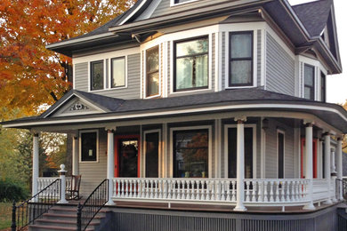 Inspiration for a victorian porch remodel in Chicago