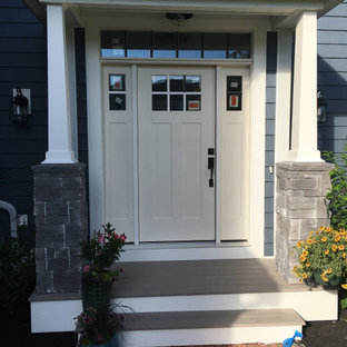 Esempio di un portico stile americano di medie dimensioni e davanti casa con pedane e un parasole