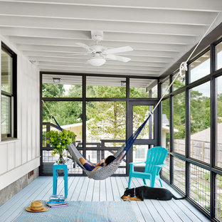 Idée de décoration pour un porche arrière marin avec une moustiquaire, une terrasse en bois et une extension de toiture.