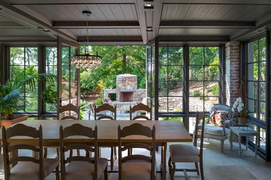 Diseño de terraza clásica de tamaño medio en patio trasero y anexo de casas