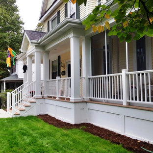 Immagine di un patio o portico chic di medie dimensioni e davanti casa con un portico chiuso, pedane e un tetto a sbalzo
