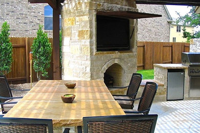 Modelo de patio clásico renovado grande en patio trasero con brasero, adoquines de piedra natural y pérgola