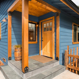 Idee per un piccolo portico scandinavo davanti casa con piastrelle e un tetto a sbalzo