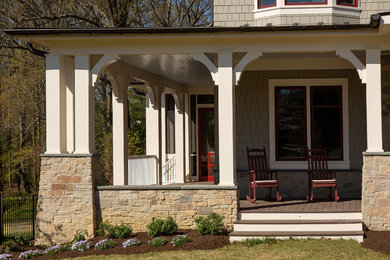 Bild på en stor vintage innätad veranda längs med huset, med trädäck och takförlängning