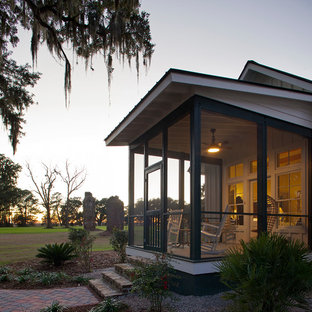 Esempio di un grande portico country davanti casa con un portico chiuso