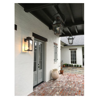 https://st.hzcdn.com/fimgs/pictures/porches/williamsburg-lantern-by-bevolo-bevolo-gas-and-electric-lights-img~ab9134bf0d922e0e_5203-1-a6386fc-w320-h320-b1-p10.jpg