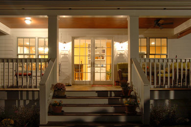 Inspiration för mellanstora klassiska verandor på baksidan av huset, med trädäck och takförlängning