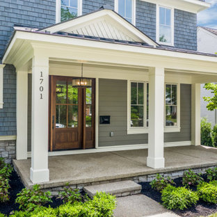 Idee per un grande portico tradizionale davanti casa con un tetto a sbalzo