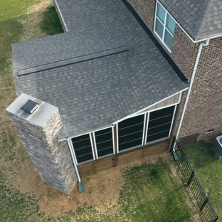 Immagine di un portico stile americano dietro casa con un caminetto