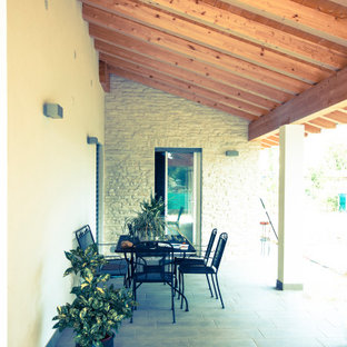 Esempio di un grande portico moderno nel cortile laterale con un portico chiuso, pavimentazioni in pietra naturale, una pergola e parapetto in legno