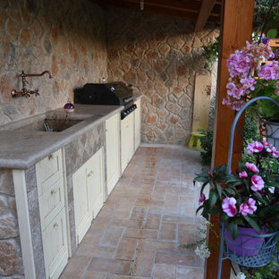 Esempio di un portico shabby-chic style