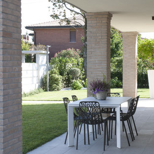 Idee per un piccolo portico minimalista davanti casa con piastrelle