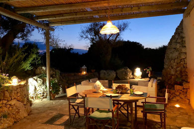 Foto de patio mediterráneo grande en patio delantero con entablado y pérgola