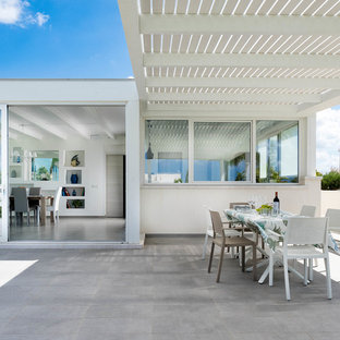 Ispirazione per un portico dietro casa con una pergola