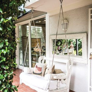Ispirazione per un portico stile shabby con piastrelle