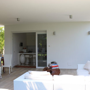 Idee per un portico moderno di medie dimensioni e nel cortile laterale con piastrelle