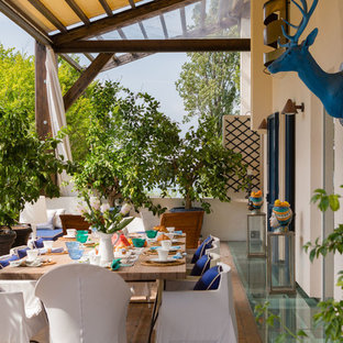 Idee per un portico mediterraneo con un giardino in vaso e un parasole