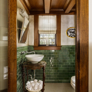 Esempio di un bagno di servizio classico di medie dimensioni con ante in legno bruno, pareti multicolore, lavabo a bacinella, pavimento bianco, consolle stile comò, piastrelle verdi, pavimento con piastrelle a mosaico, top in legno, top marrone, WC monopezzo, piastrelle in gres porcellanato, mobile bagno freestanding e soffitto a cassettoni