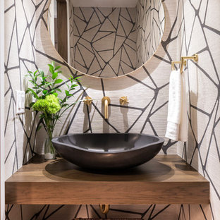 Ispirazione per un bagno di servizio contemporaneo con nessun'anta, ante in legno bruno, pareti multicolore, parquet scuro, lavabo a bacinella, top in legno, pavimento marrone e top marrone