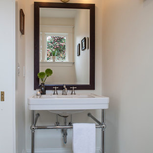 Cette photo montre un WC et toilettes craftsman.