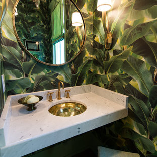 Inspiration pour un WC et toilettes ethnique de taille moyenne avec un mur vert, un lavabo encastré, un plan de toilette en marbre et un plan de toilette blanc.