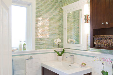 ロサンゼルスにあるコンテンポラリースタイルのおしゃれなトイレ・洗面所 (ガラスタイル、緑のタイル、白いタイル) の写真
