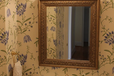 Réalisation d'un petit WC et toilettes tradition avec un mur multicolore et un lavabo de ferme.