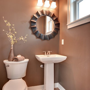 Esempio di un bagno di servizio classico con lavabo a colonna