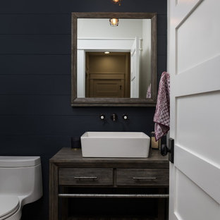 Ispirazione per un bagno di servizio country con ante lisce, ante grigie, pareti blu, pavimento in legno massello medio, lavabo a bacinella, top in legno, pavimento marrone e top grigio