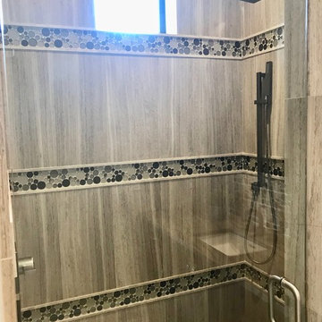 Alcove Shower with Accent