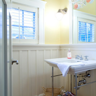 Idée de décoration pour un WC et toilettes craftsman avec un plan vasque.