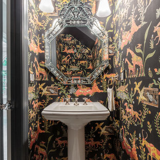 Aménagement d'un WC et toilettes asiatique avec un mur multicolore, un lavabo de ferme et un sol blanc.