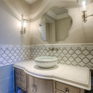 Ispirazione per un ampio bagno di servizio stile shabby con ante lisce, ante marroni, WC monopezzo, piastrelle multicolore, piastrelle di marmo, pareti beige, pavimento in marmo, lavabo a bacinella, top in quarzite, pavimento bianco e top multicolore