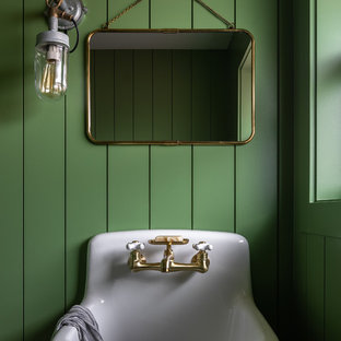 Foto di un bagno di servizio country con pareti verdi e lavabo sospeso