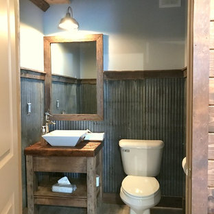Immagine di un piccolo bagno di servizio country con nessun'anta, ante con finitura invecchiata, WC a due pezzi, piastrelle grigie, piastrelle in metallo, pareti grigie, pavimento con piastrelle in ceramica, lavabo a bacinella, top in zinco e pavimento grigio