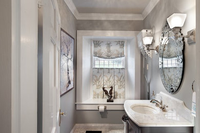 Bild på ett stort vintage vit vitt toalett, med möbel-liknande, skåp i mörkt trä, svart och vit kakel, grå väggar, marmorgolv, ett undermonterad handfat, marmorbänkskiva och flerfärgat golv