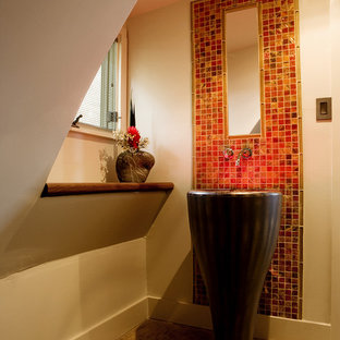 Inspiration för ett mellanstort funkis toalett, med ett piedestal handfat, röd kakel, mosaik och betonggolv