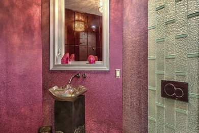 タンパにある地中海スタイルのおしゃれなトイレ・洗面所の写真