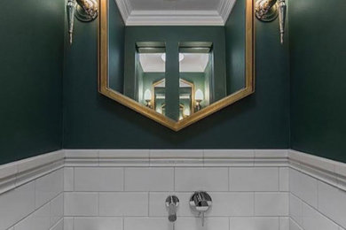 ワシントンD.C.にある中くらいなトラディショナルスタイルのおしゃれなトイレ・洗面所 (白いタイル、サブウェイタイル、緑の壁、ペデスタルシンク) の写真