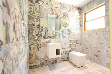 他の地域にあるエクレクティックスタイルのおしゃれなトイレ・洗面所 (壁付け型シンク、一体型トイレ	、マルチカラーのタイル、セラミックタイル、マルチカラーの壁) の写真